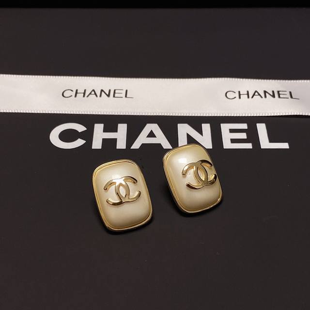 Chanel专柜最新款同步上新香奈儿耳钉耳环火热爆款来袭大牌香奶奶这个品牌在时尚女性当中绝对无所不知都知道它的经典与岁月逢出货必火的一个知名品牌同步专柜正品开模